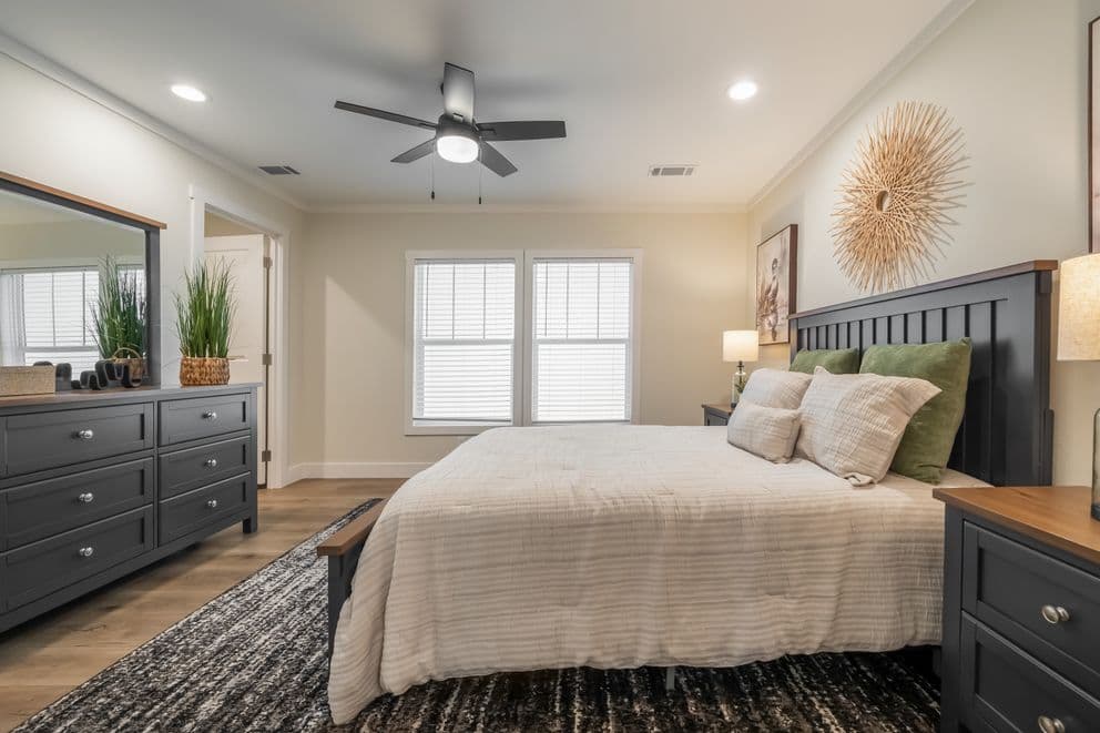 Lean on me bedroom home features