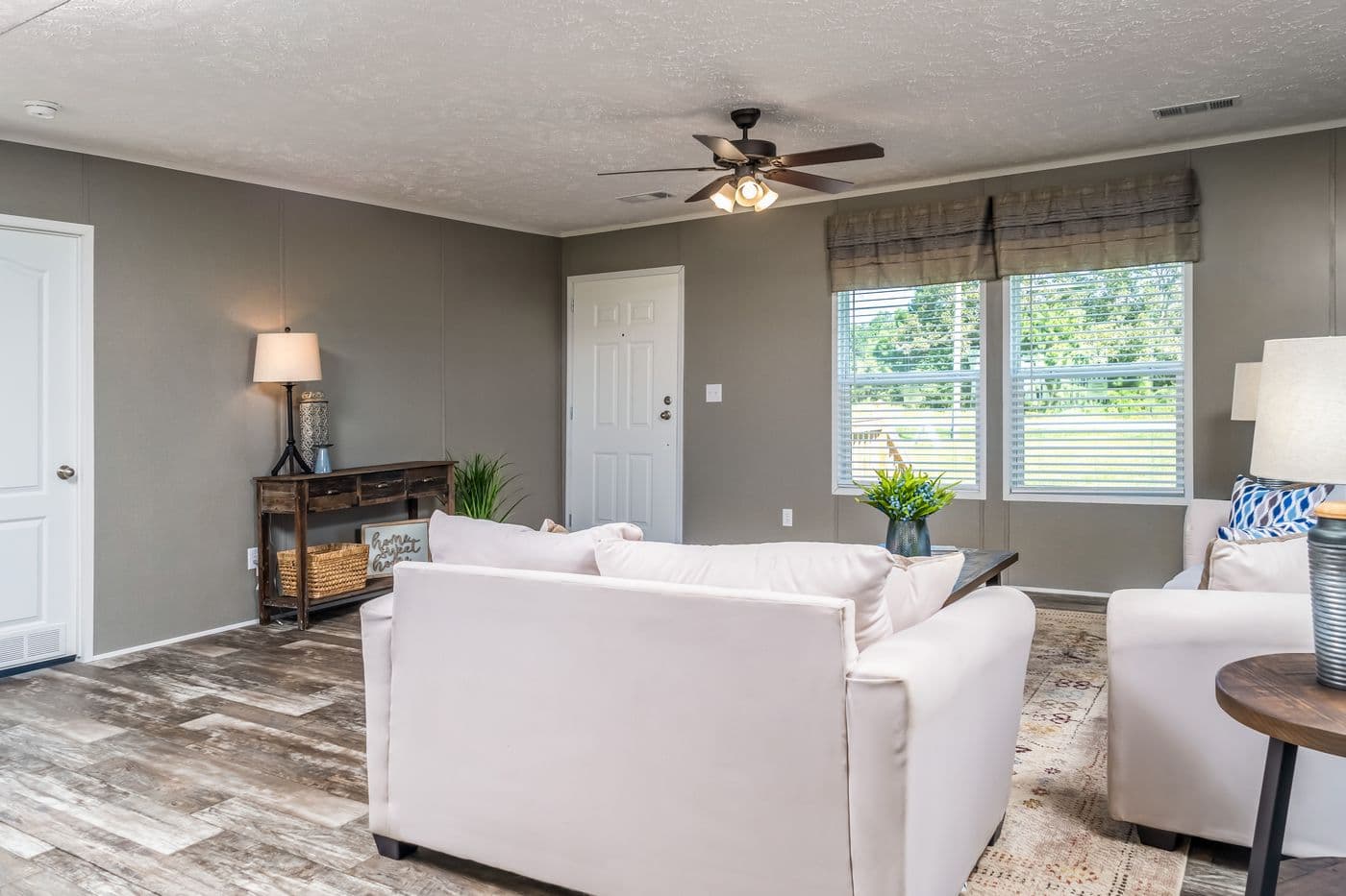 Locklear interior home features