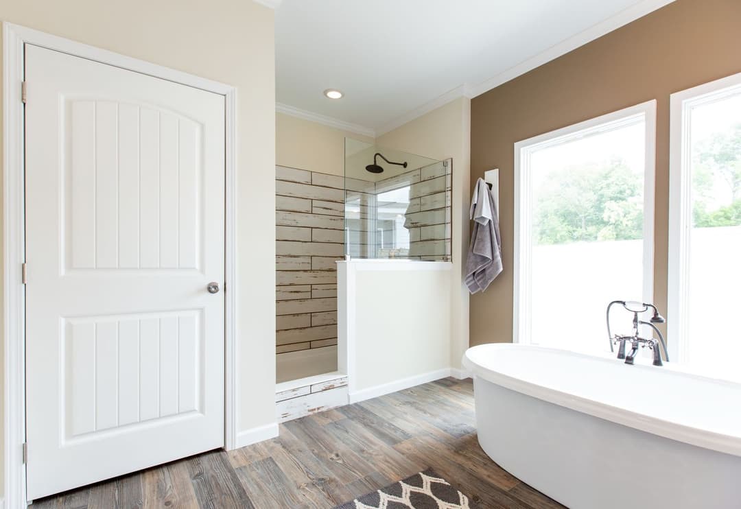 Southern charm 4br bathroom home features