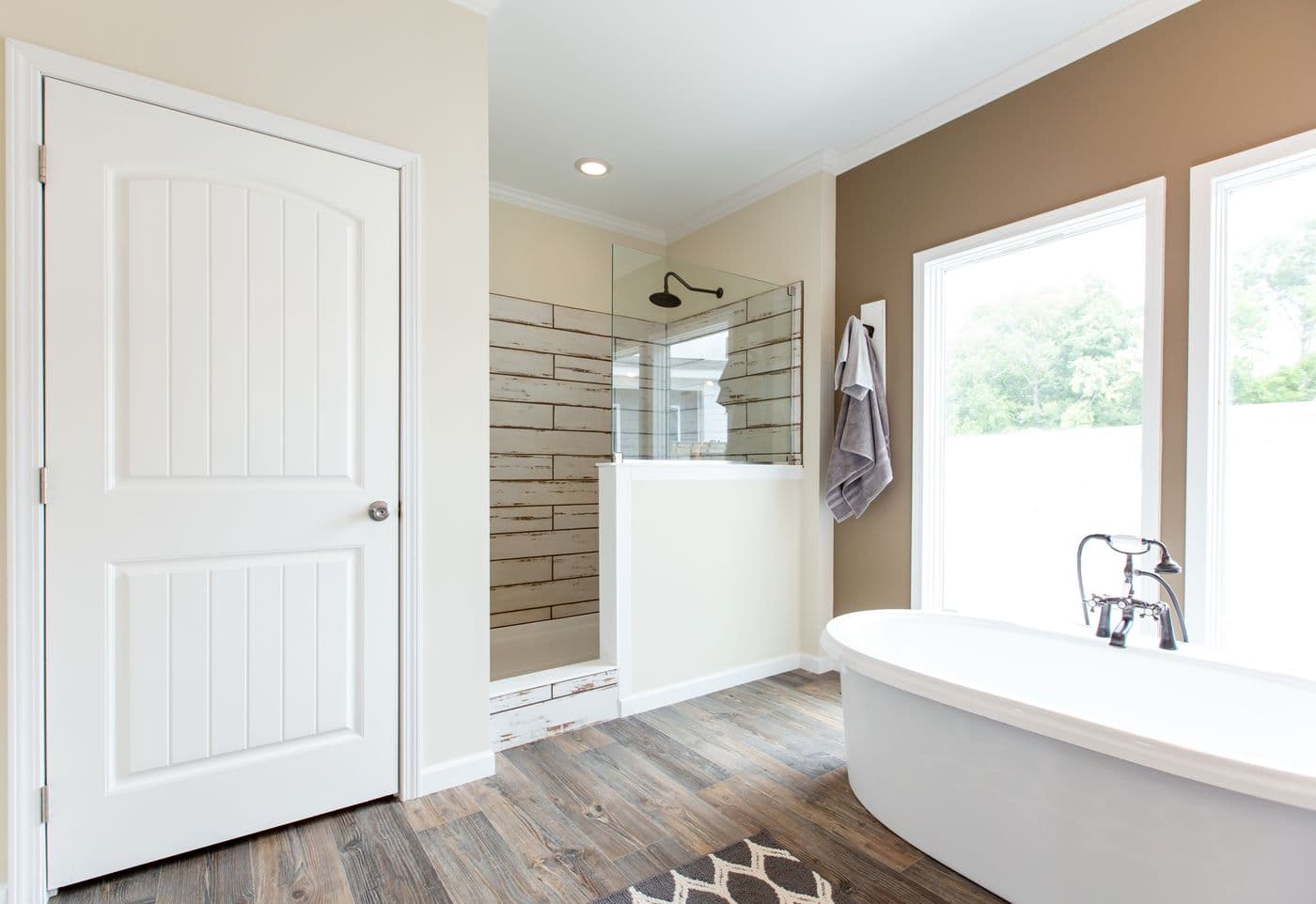 Southern charm 3br bathroom home features