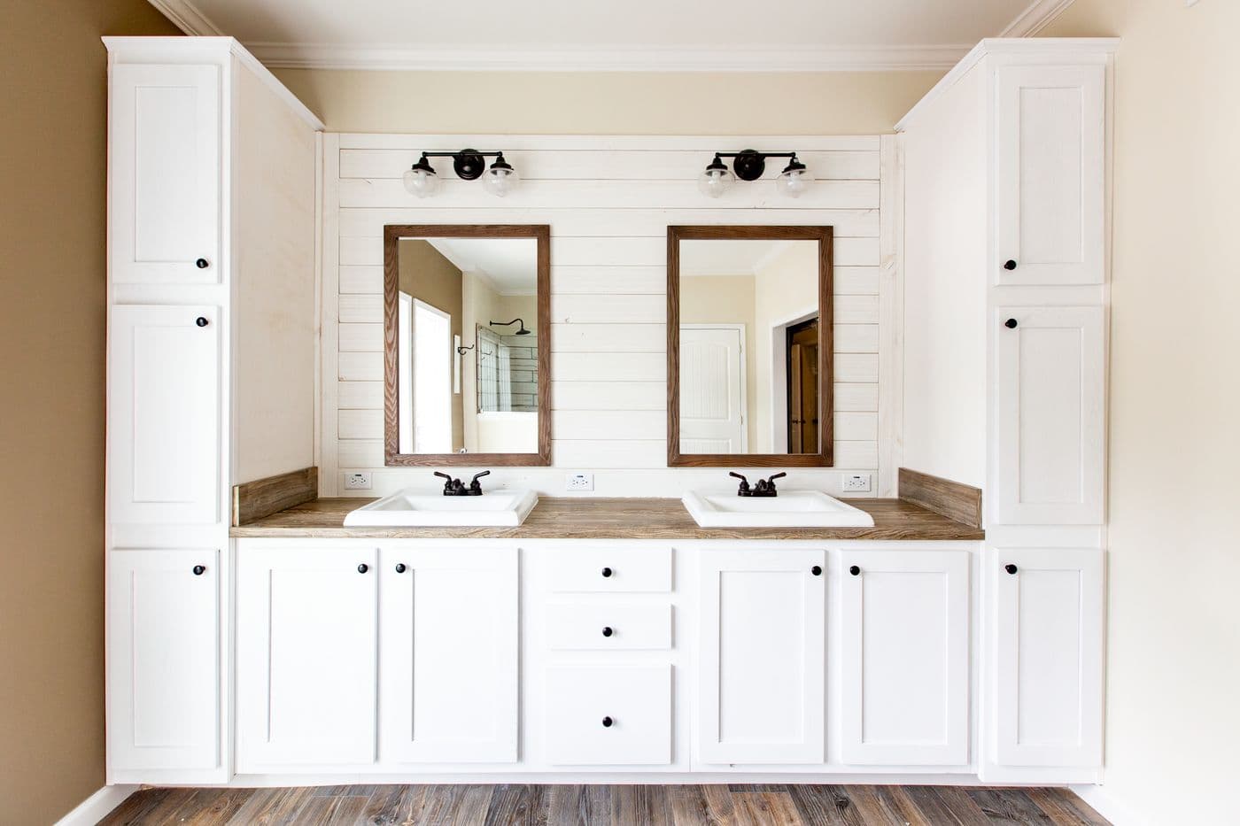 Southern charm 4br bathroom home features