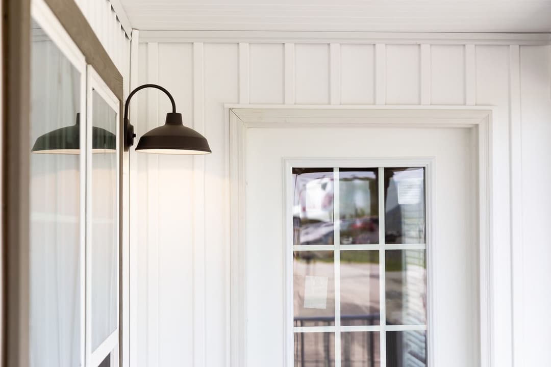 Southern charm 4br exterior home features